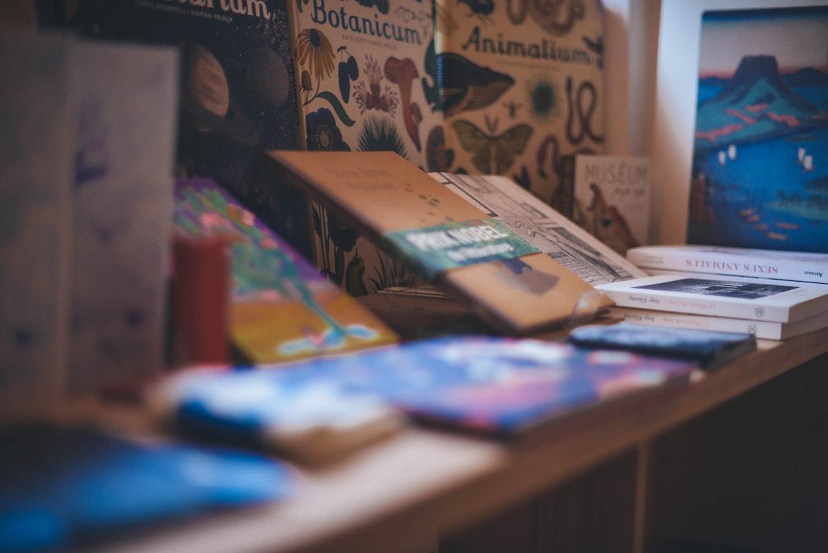 Livros sobre mesa de madeira