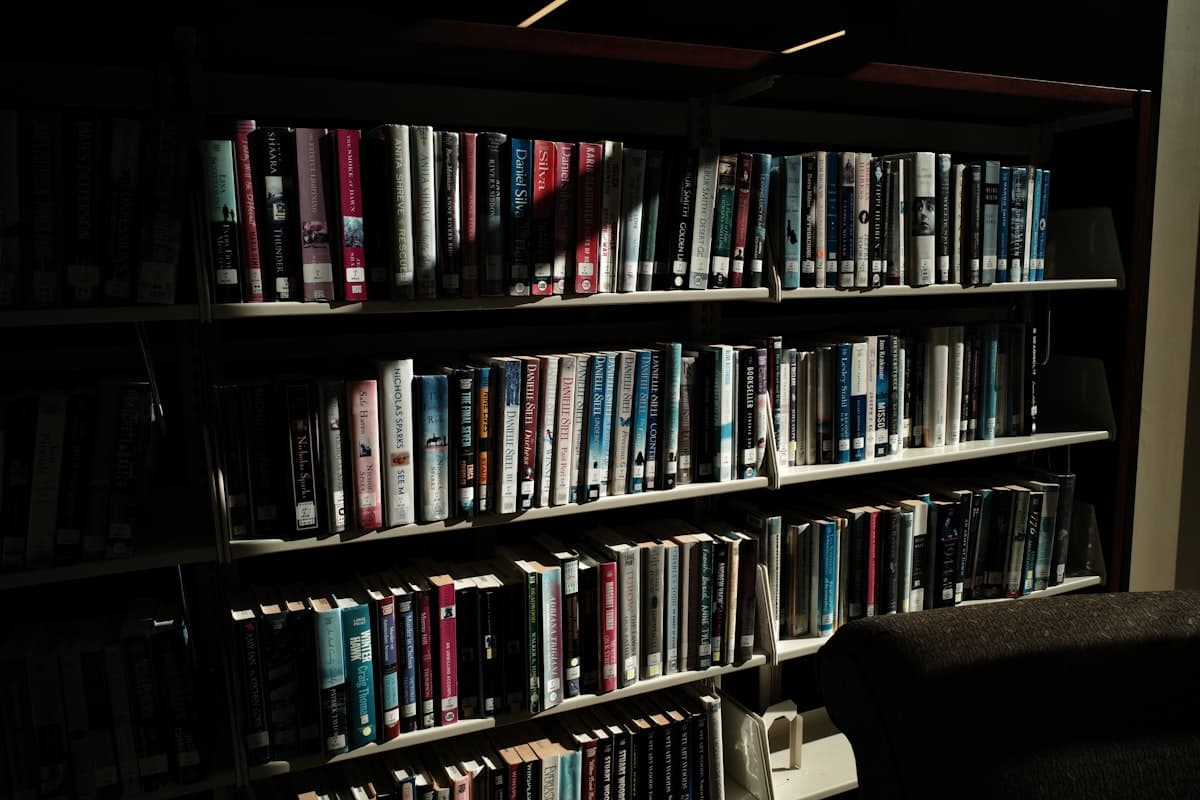 Estante com livros resumidos nos podcasts ResumoCast