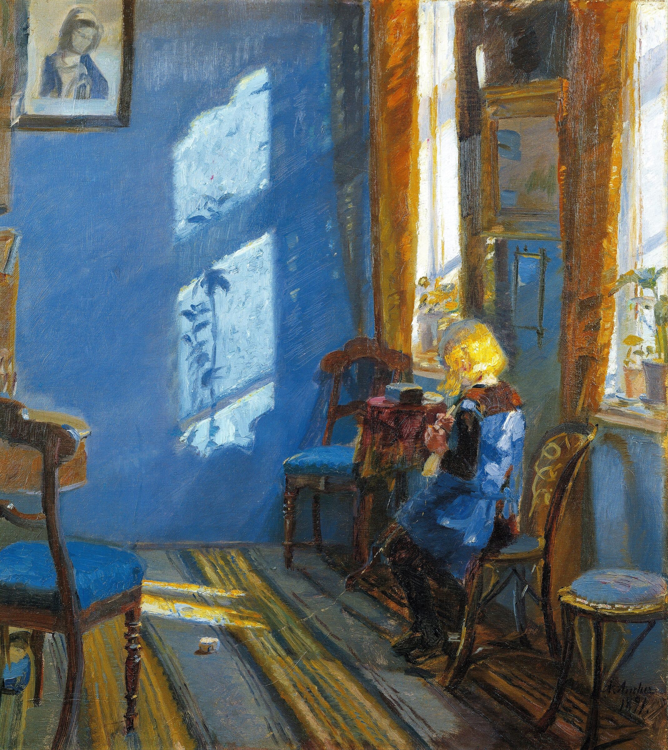 Menina sentada junto à janela num quarto de paredes azuis atravessado pela luz do sol.