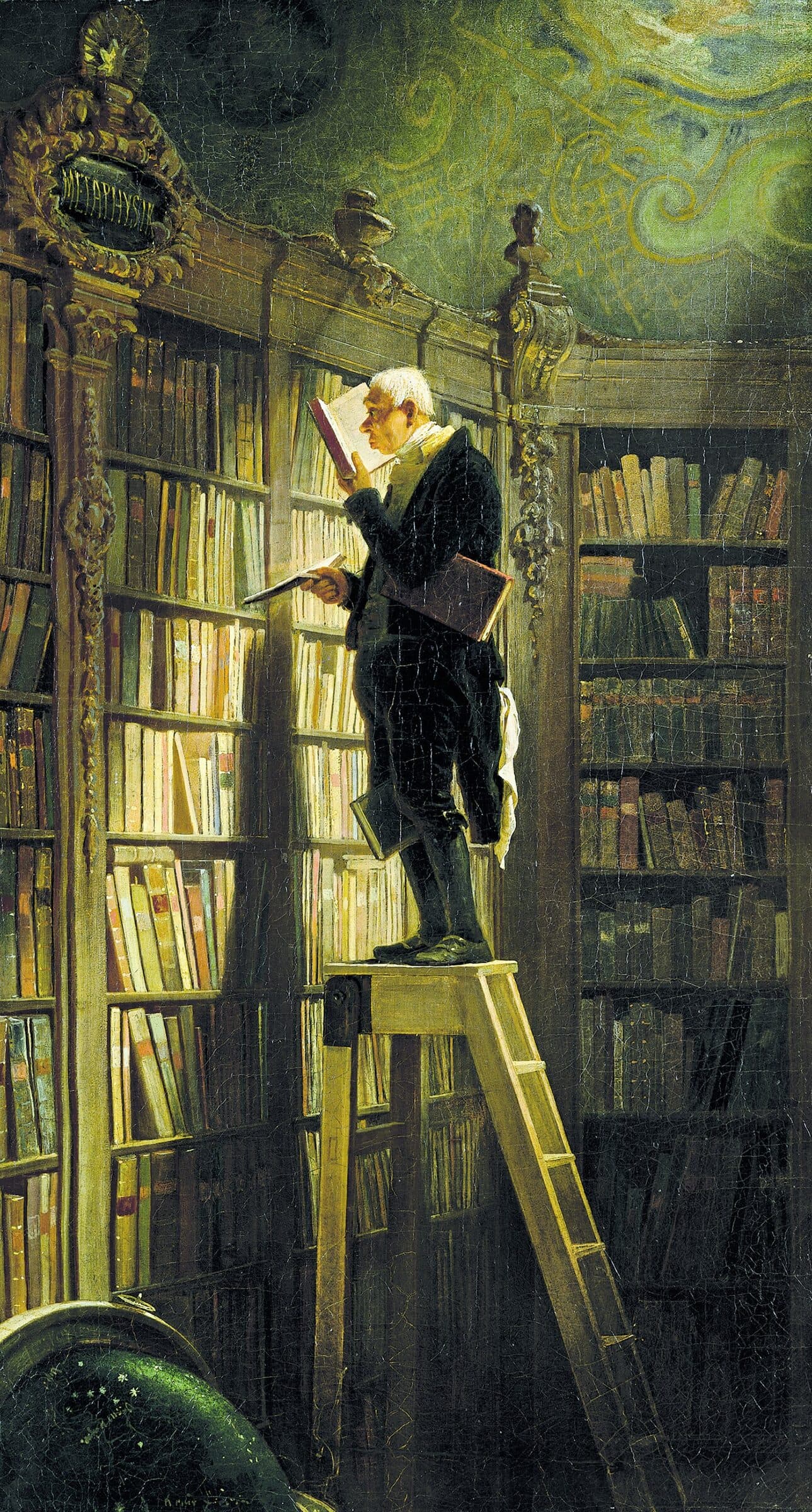 Homem idoso no alto de uma escada de biblioteca lê um livro, com outros presos entre os braços e as pernas.